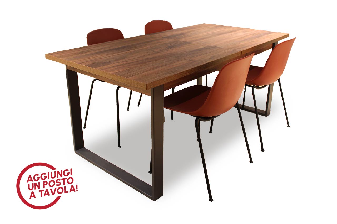 Il tavolo allungabile INFINITO è composto da una struttura in metallo nero e un piano in noce brera.