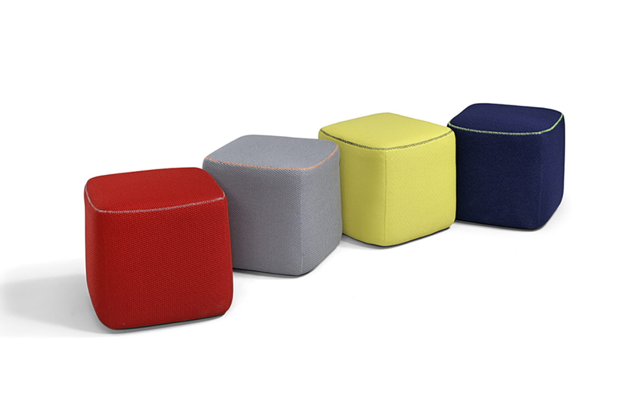 Il pouf FLOWER ha dimensioni ridotte e linee essenziali. Può essere abbinato con facilità a tutti i divani e le poltrone scegliendo tra tantissimi tipi di rivestimento e colori.